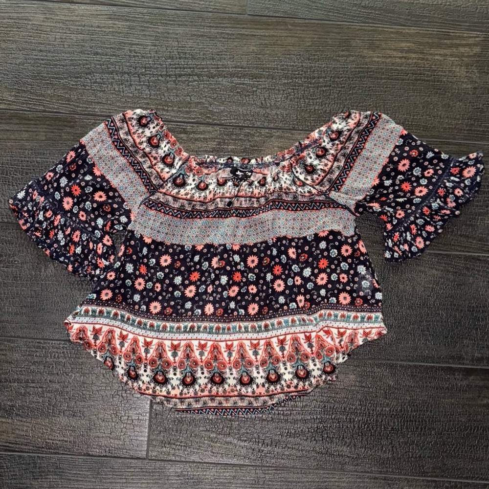 Jennyfer Navy and Red Flutter Sleeve Crop Blouse